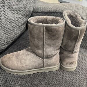 UGG Classic Short Gray Suede Shearling Boots Cozy Winter Boot size 8
